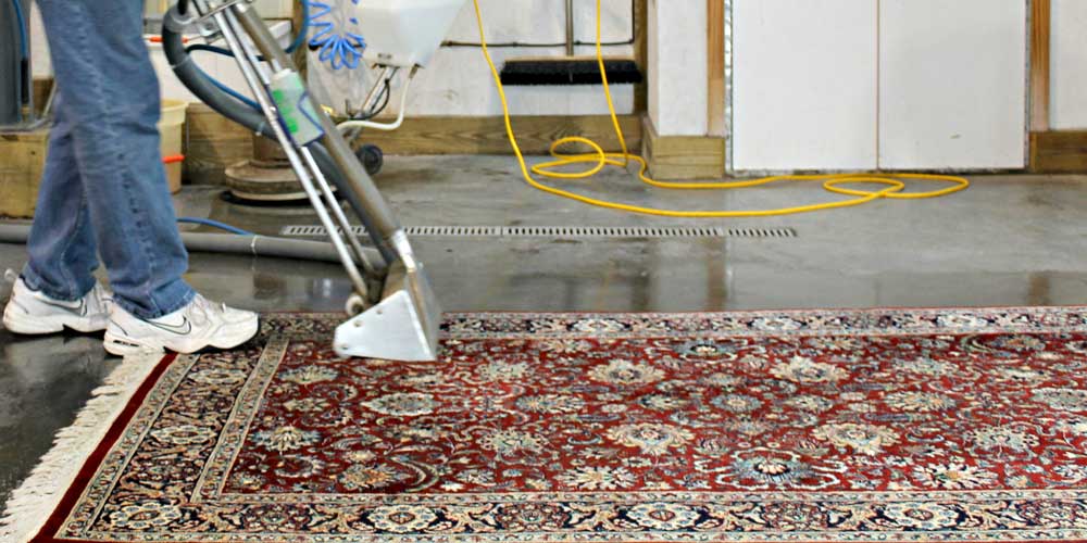 گردگیری و جارو زدن قالی قبل از قالیشویی2 گردگیری و جارو زدن قالی قبل از قالیشویی