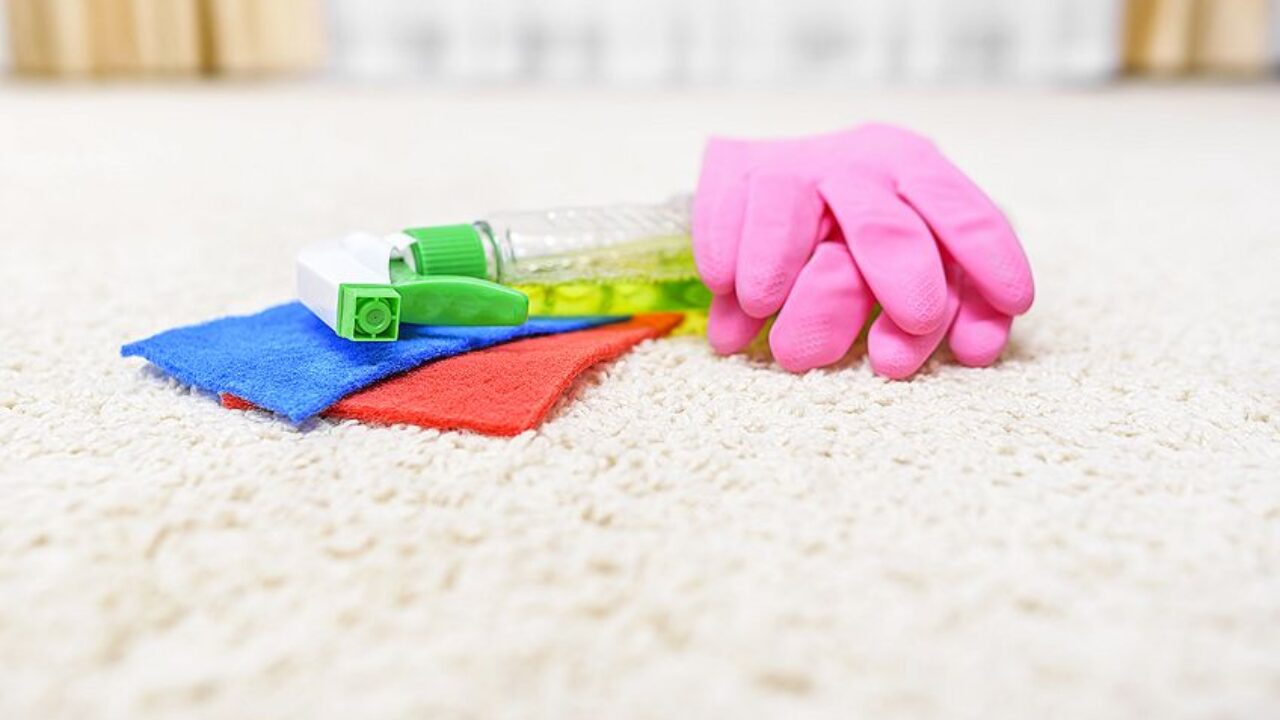پاک کردن چسب از روی فرش - قالیشویی مرکزی